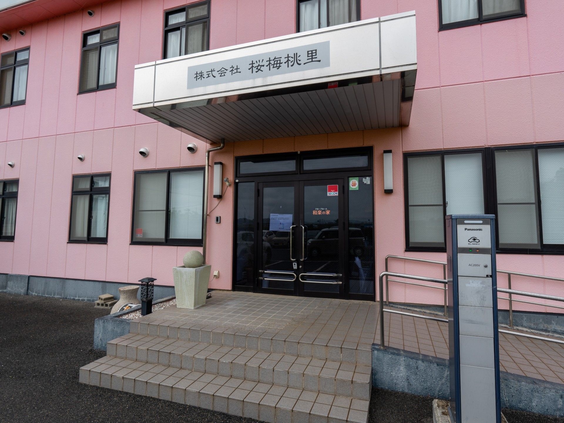 ピンクの壁の建物入口