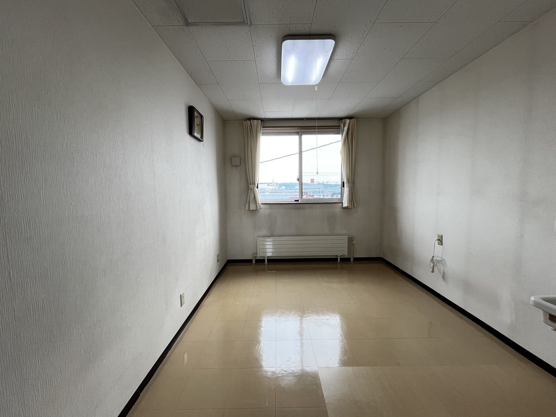 窓のある明るい部屋