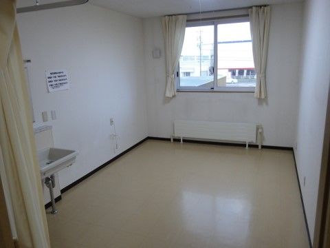 大きな窓から明るい日差しがふりそそぐ個別の部屋。使い慣れた家具を持ってきて、引き続きご利用いただける。