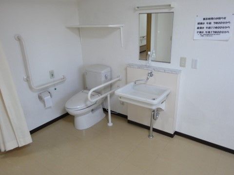 ドアの開閉の手間や段差がないドアレスタイプのトイレが居室内に設置されており、負担なく安全に利用できる。