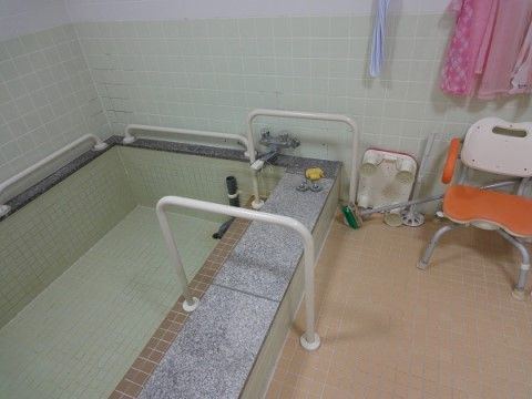 浴室には手すりやシャワーチェアが備わっている。まるで銭湯のような大きな湯船にゆっくりと浸かってくつろいでいただける。