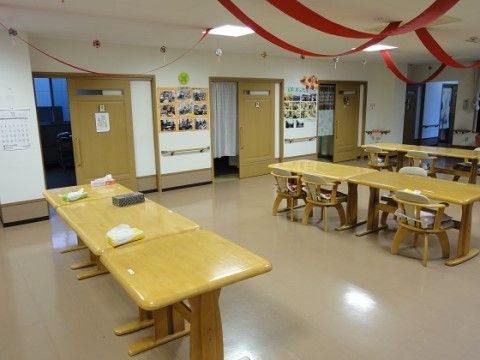 広々としたリビングにはテーブルの配置もゆとりをもたせてあり、車椅子をご利用の方でも安心してご移動いただける。