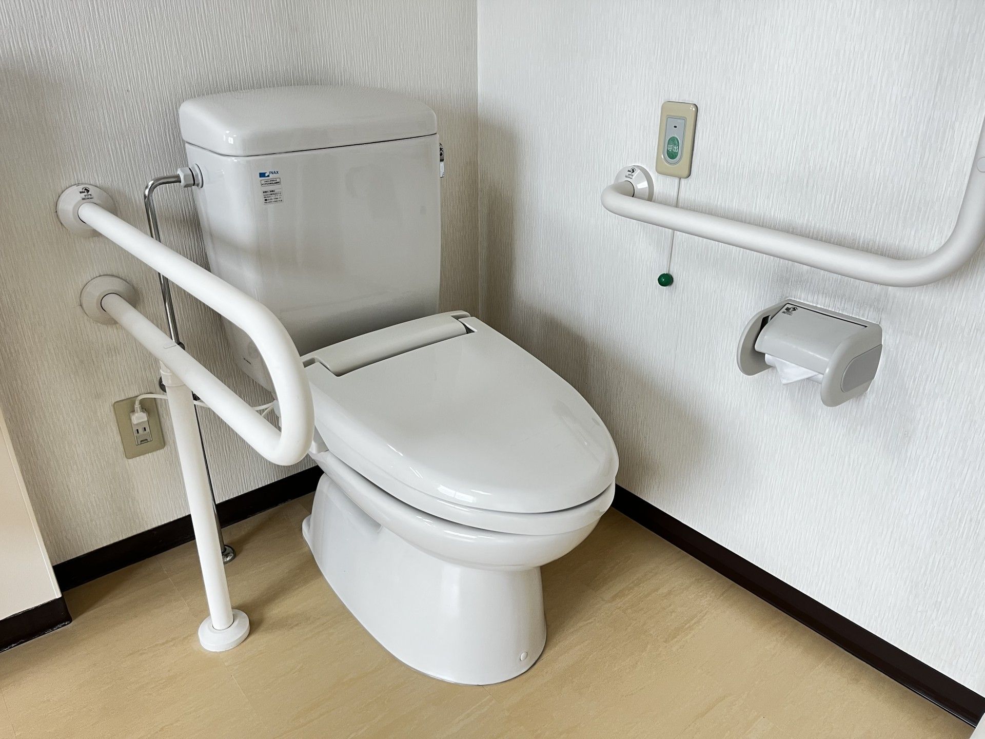 手すり付きのトイレ