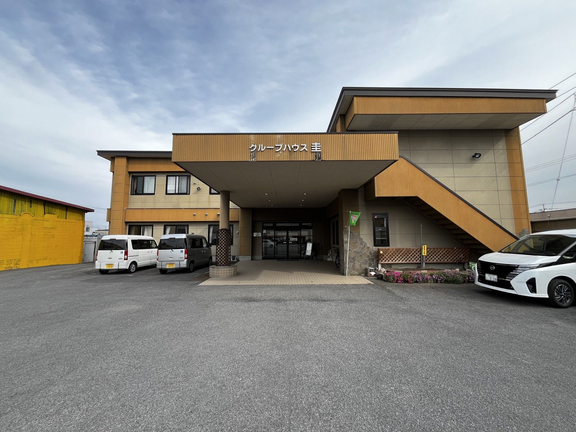 建物の正面玄関