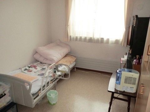リクライニング機能で起き上がり動作が楽に行っていただける介護ベッドは各居室に完備され、快適にご利用いただける。