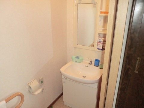 居室内に完備された洗面台の横には呼び出しボタンが設置されており、困ったことがあればすぐに職員が駆けつける。