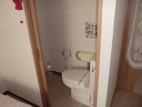 出入りのしやすい引き戸タイプで区切られ、ご自宅のような落ち着いた雰囲気と、呼び出しボタン完備の安心感が兼ね備えてある。