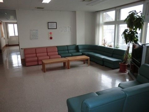 ソファセットとテレビが設置されている。窓からの明るい光を感じながら、開放的な空間でおくつろぎいただける。