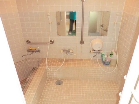 清潔感のある浴室は壁や床、湯船の中までタイル貼りになっており、あたたかな雰囲気のある空間になっている。