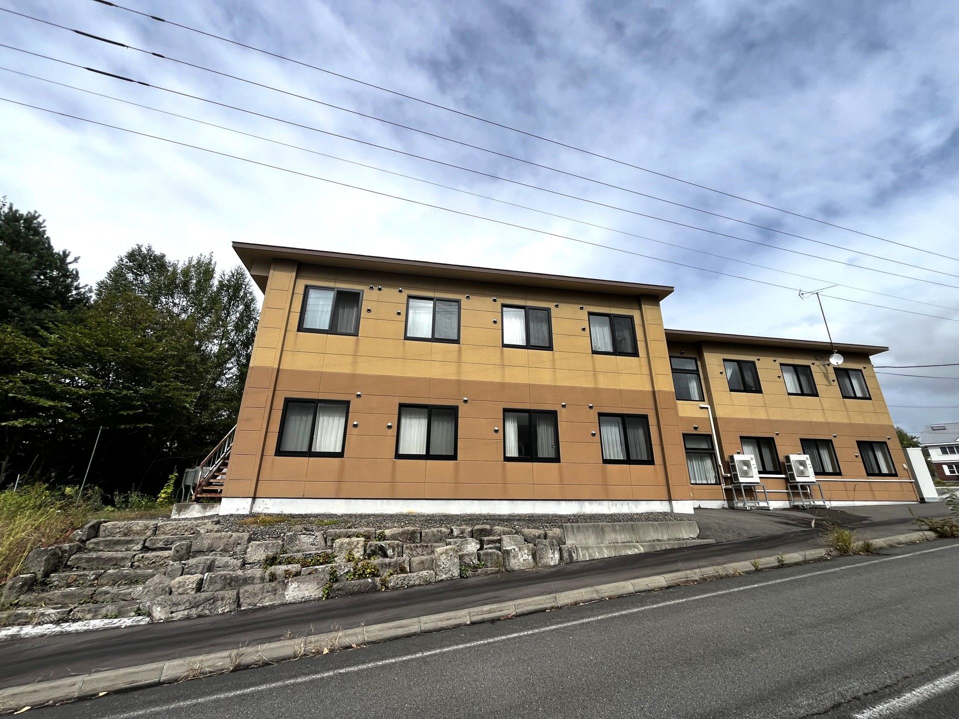 茶色の外壁の建物