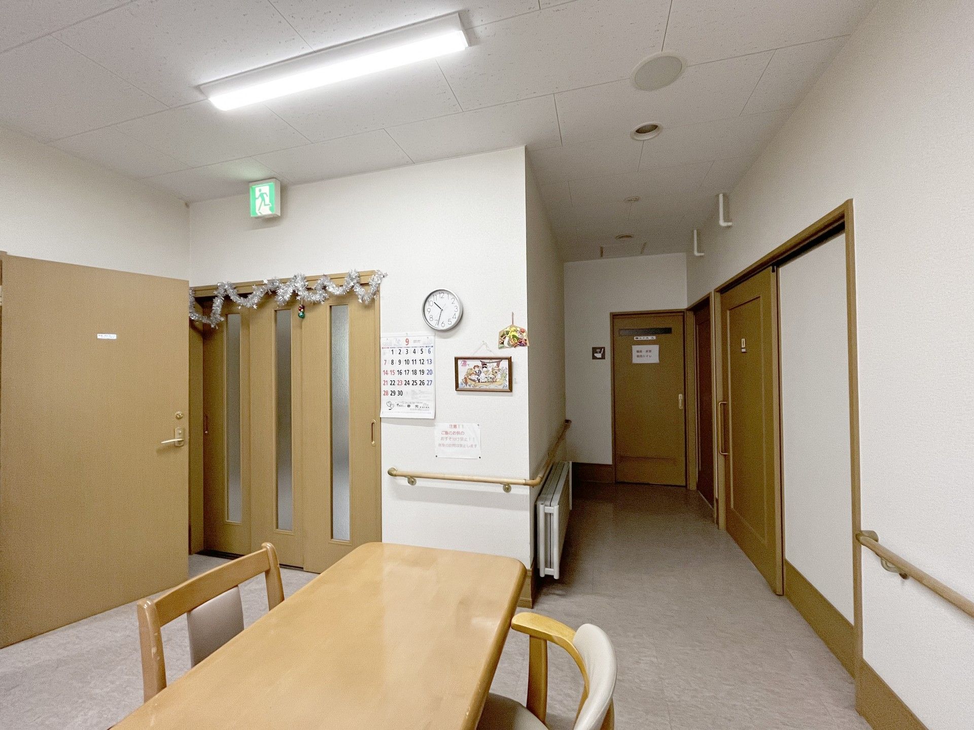 廊下とテーブルのある空間