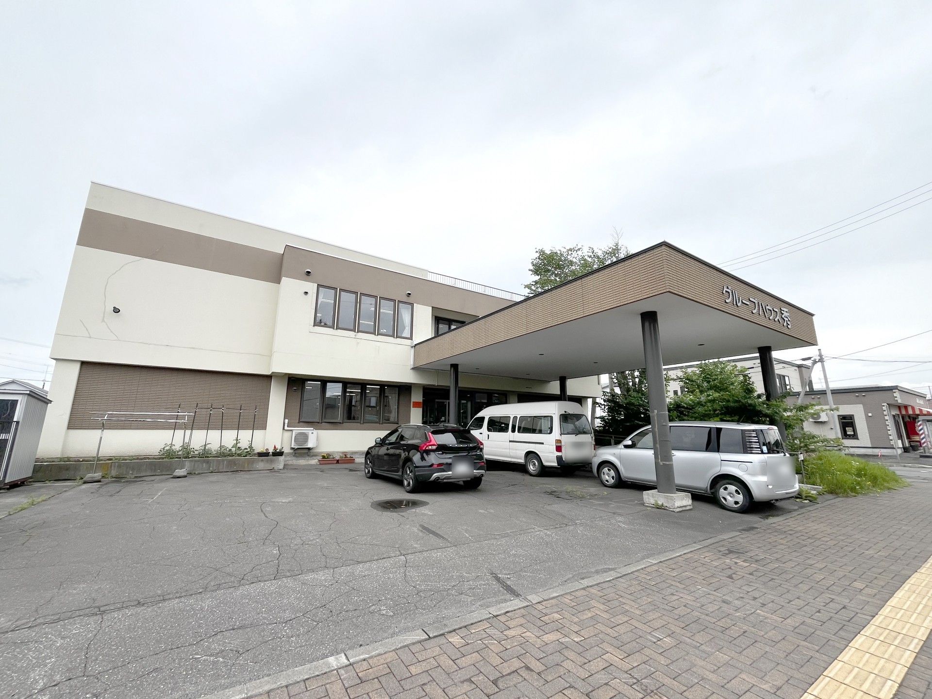 駐車場のある建物外観