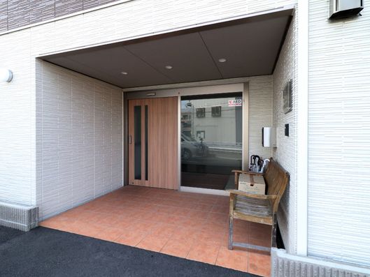 外から見た玄関前