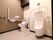 男性用の小トイレと便座が横に並んでいる。両方の両脇に手すりがついている。トイレ全体が清潔感にあふれている。