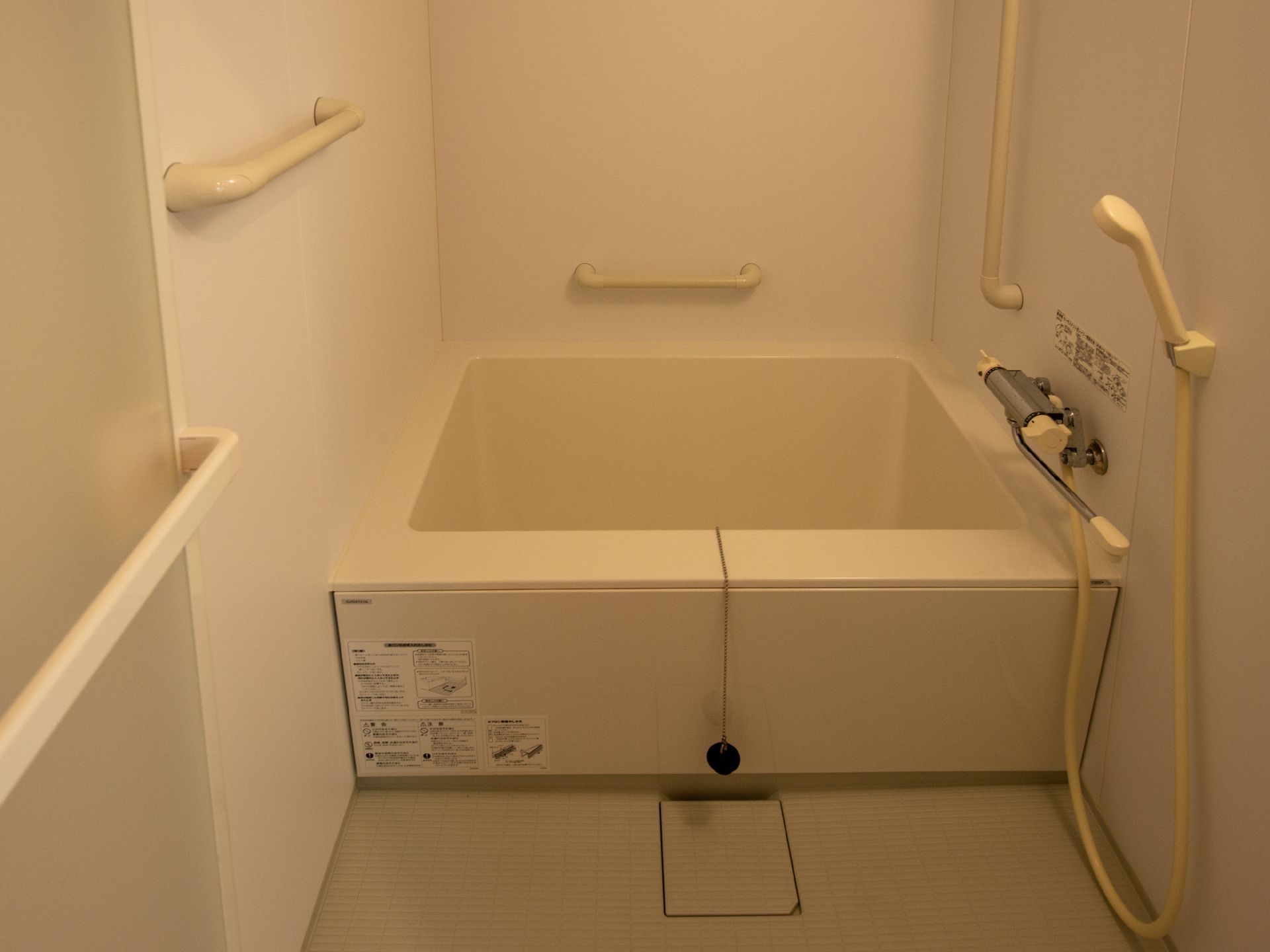 手すりが多く取り付けられ、転倒のリスクが少なく安全に入浴できる浴室