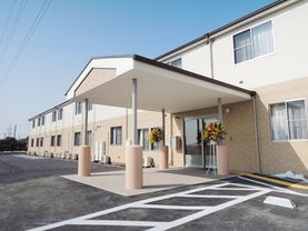 １階がベージュ、２階がホワイトで施された明るい建物である。エントランスには広い屋根がついており、足元が悪い日も安心して出入りできる。