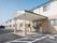 １階がベージュ、２階がホワイトで施された明るい建物である。エントランスには広い屋根がついており、足元が悪い日も安心して出入りできる。