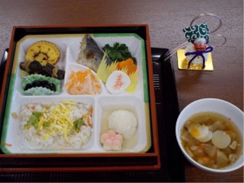 季節が感じられる小物が添えられた、お正月の食事の一例
