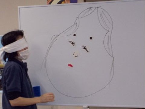 ホワイトボードを前にして、ゲームに興じる参加者の様子