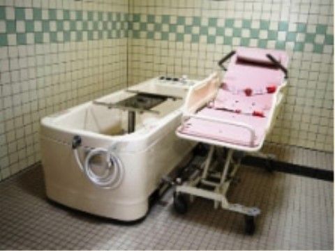 専用のストレッチャーと担架で浴槽にセットして使用する、介護浴槽を備え付けている。寝たきりの入居者様も快適に入浴できる。