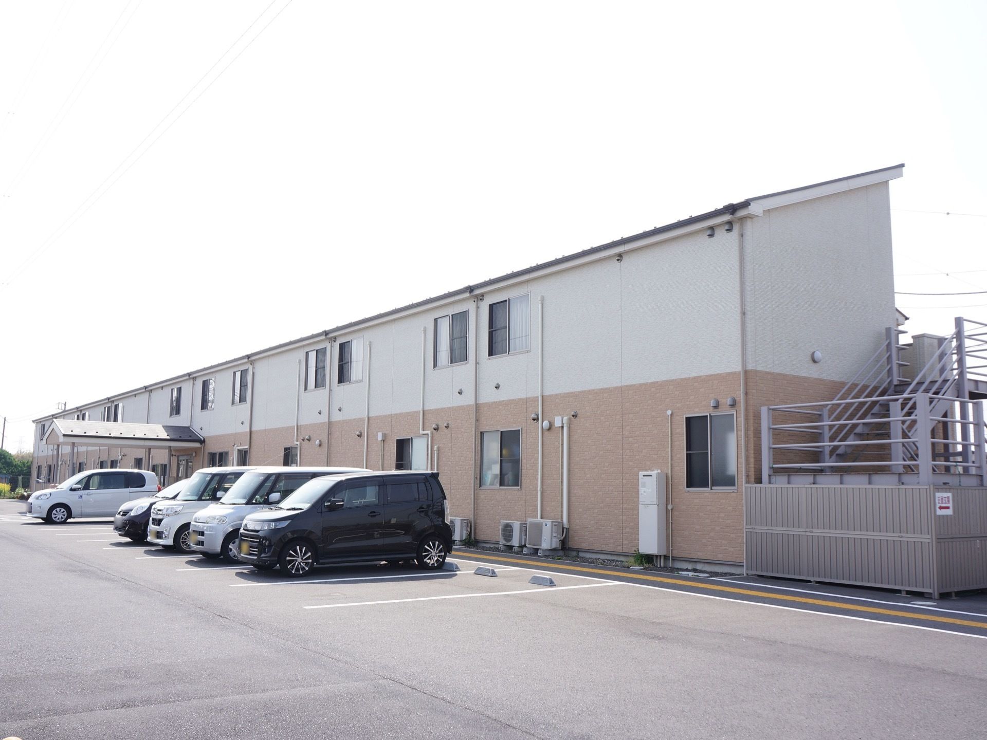 建物の前に駐車場スペースがある。玄関側の駐車場であれば、屋根があるため雨の日でも濡れることなく乗り降りができる。