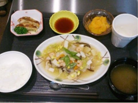 餃子とあんかけ、ご飯と味噌汁のセット