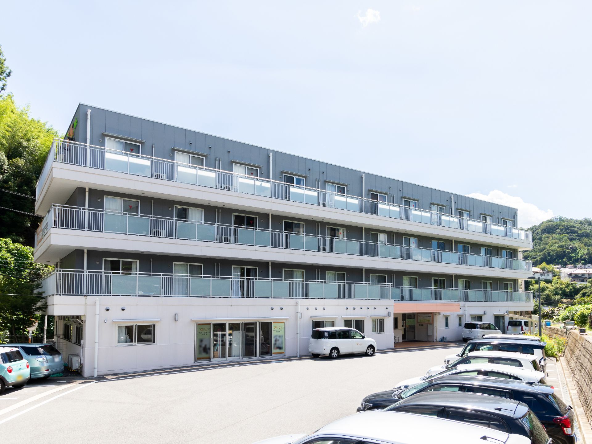 高級マンションのような形をしている介護施設の外観