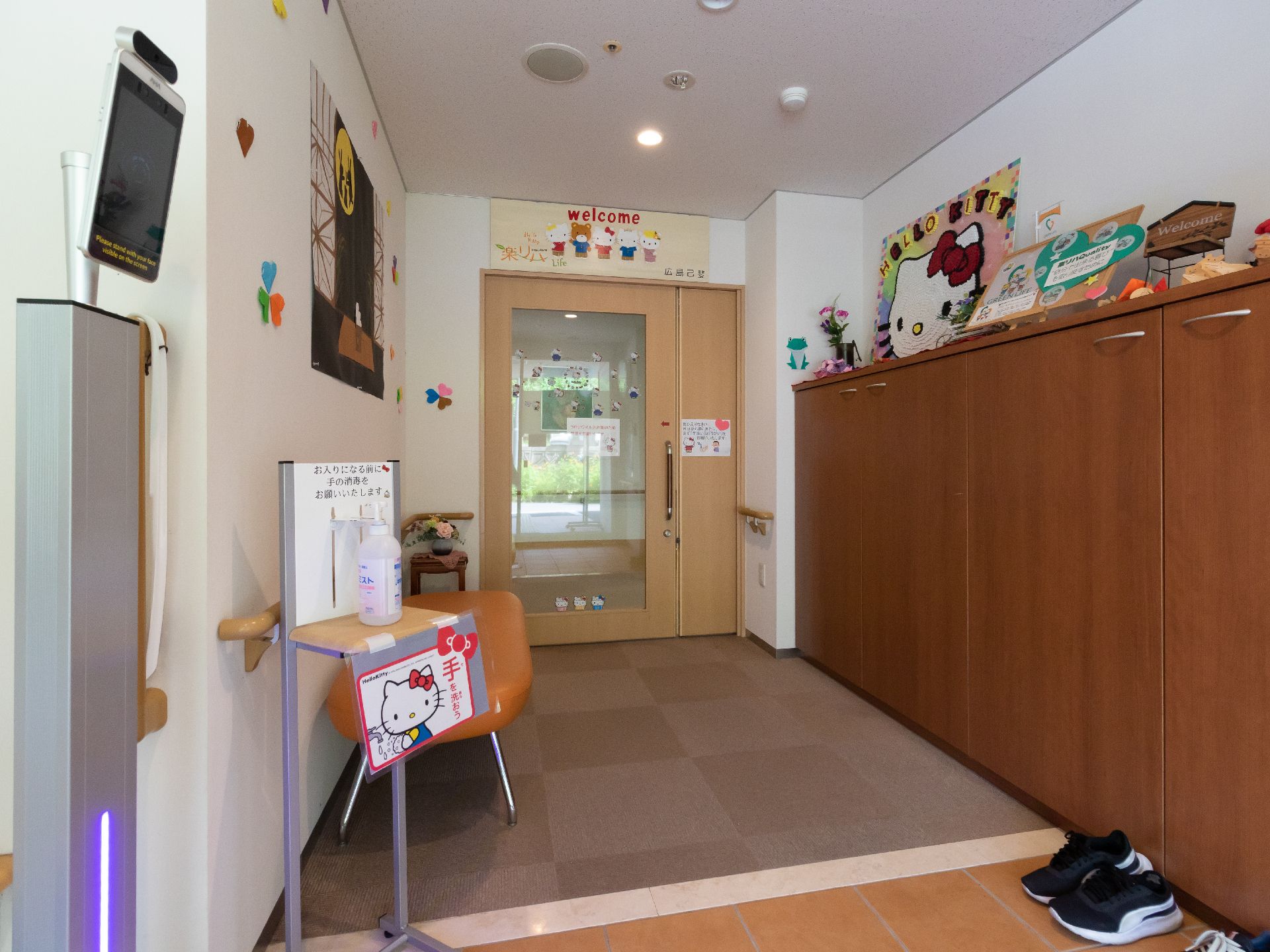 段差があまりなく、手すりが取り付けられている玄関