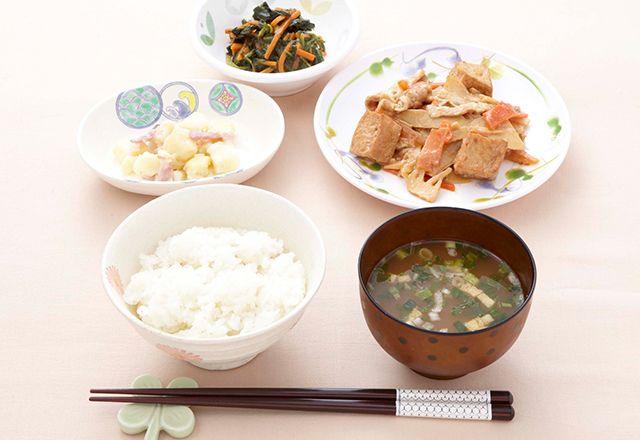 筍と厚揚げの煮物とポテトサラダとごはんと味噌汁の付いたメニュー
