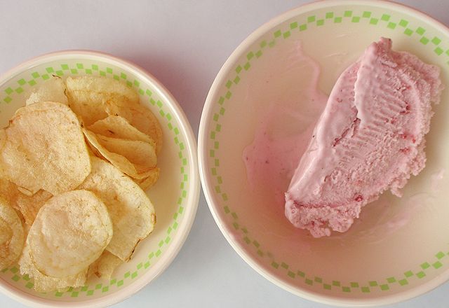 ストロベリーアイスとポテトチップス