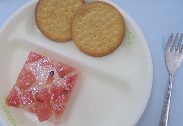 ビスケットとスイカのゼリー