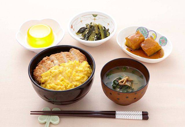かつ丼とかぼちゃの煮物とおひたしと味噌汁とオレンジゼリー