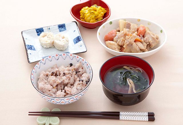 鶏肉と野菜の煮物、かぼちゃサラダ、赤飯と吸い物のセット
