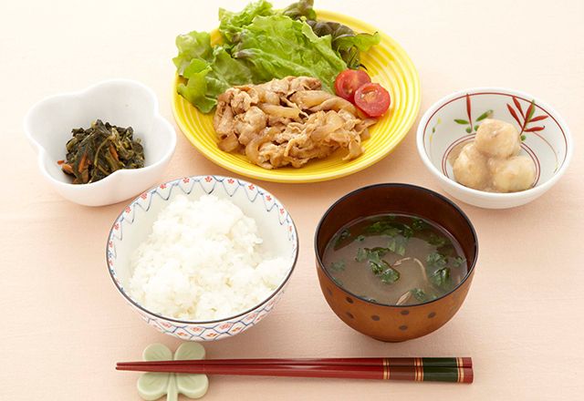 生姜焼きと里芋の煮物、ごはんと味噌汁のセット