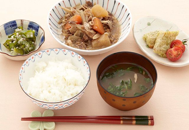 肉じゃがと磯部揚げとオクラのサラダ、ごはんと味噌汁が付いたメニュー