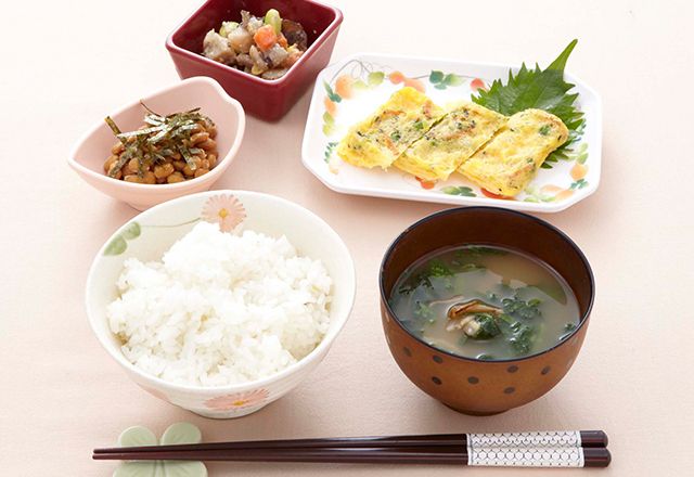 たまご焼きと納豆や煮物、ごはんと味噌汁のセット