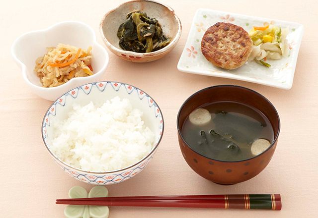 ハンバーグと切り干し大根にご飯と味噌汁がセットになったメニュー