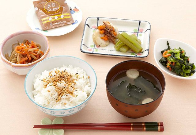 きんぴらごぼうとふきのとうの煮物、ごはんと味噌汁のセット