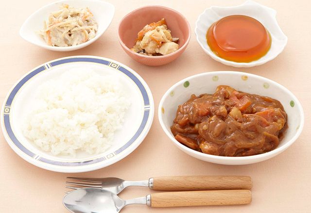 カレーとごぼうサラダとデザートのセット