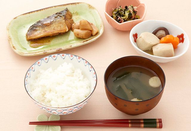 煮魚と野菜の煮物とごはんと味噌汁のセット