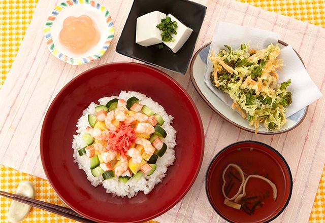 ちらし寿司とかき揚げや冷やっこが付いたメニュー