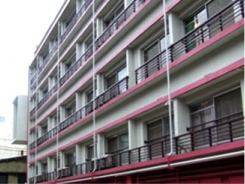 せらび新宿の外観。しっかりとした外観の当施設は館内を車いすでご利用いただける設計となっております。