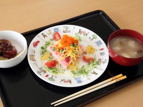 せらび新宿の食事。食べやすいよう一口サイズにカットするなど、調理師の工夫がみられるお食事となっております。