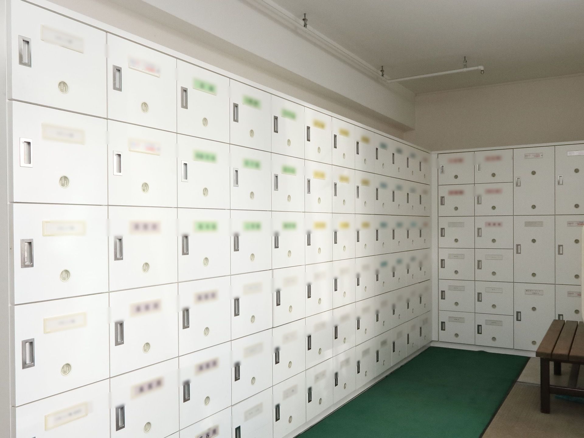 玄関に大きな靴箱があり、入居者様ごとに位置が定められている。靴脱ぎ場は広く、移動しやすい。ベンチが置かれている。
