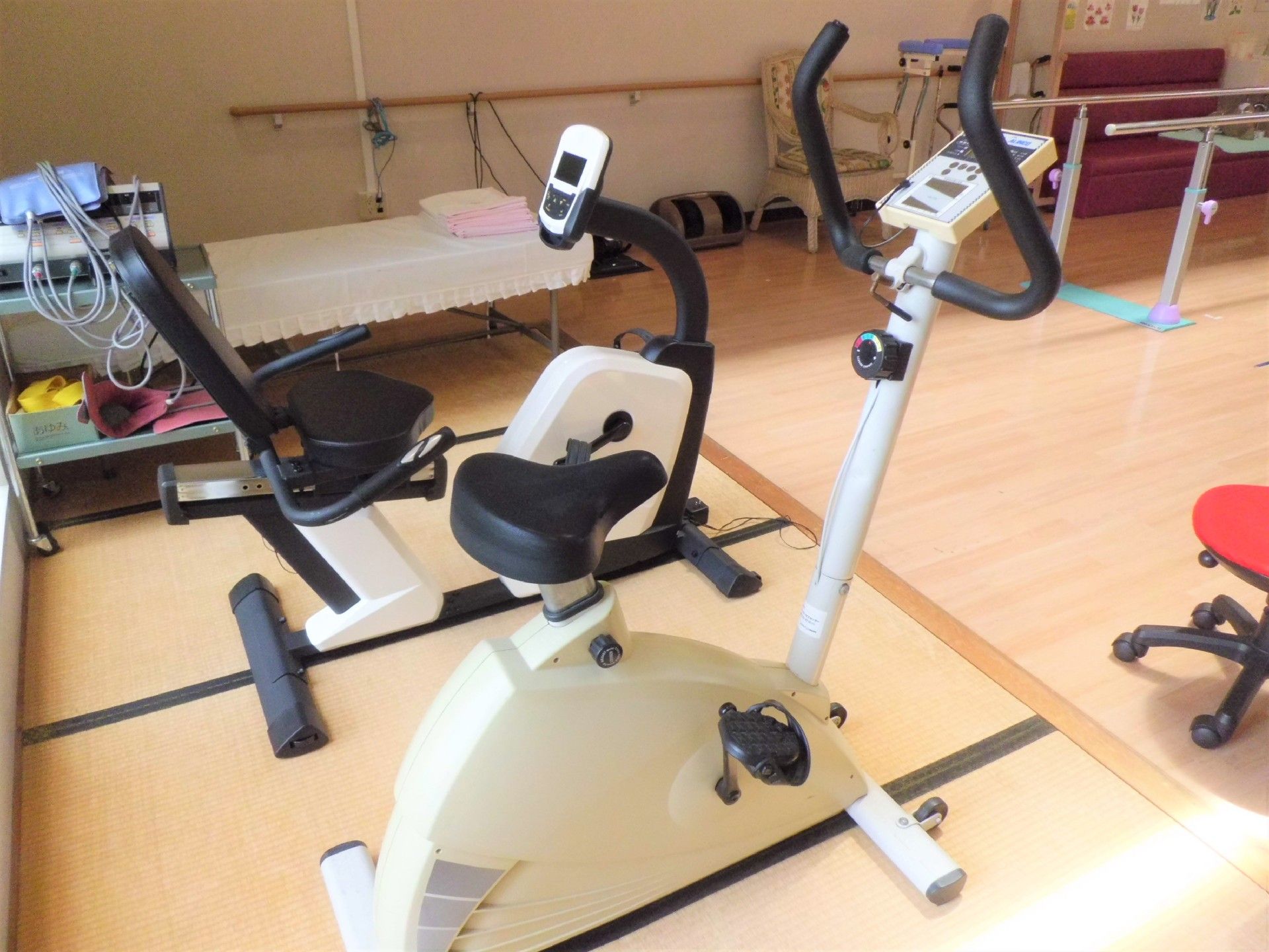 エアロバイクが置いてあるトレーニングルームの様子。高齢者の用のリハビリ器具