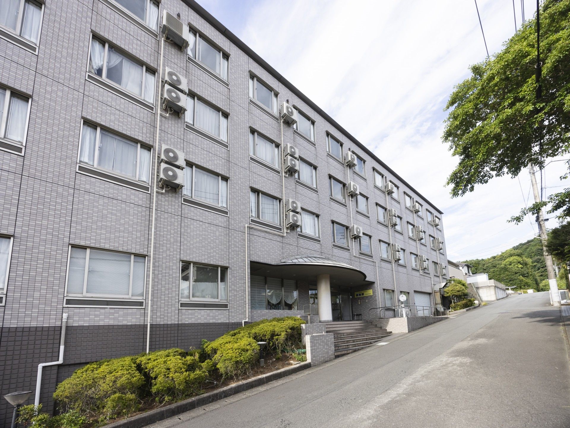 ゆったりとした施設の外観