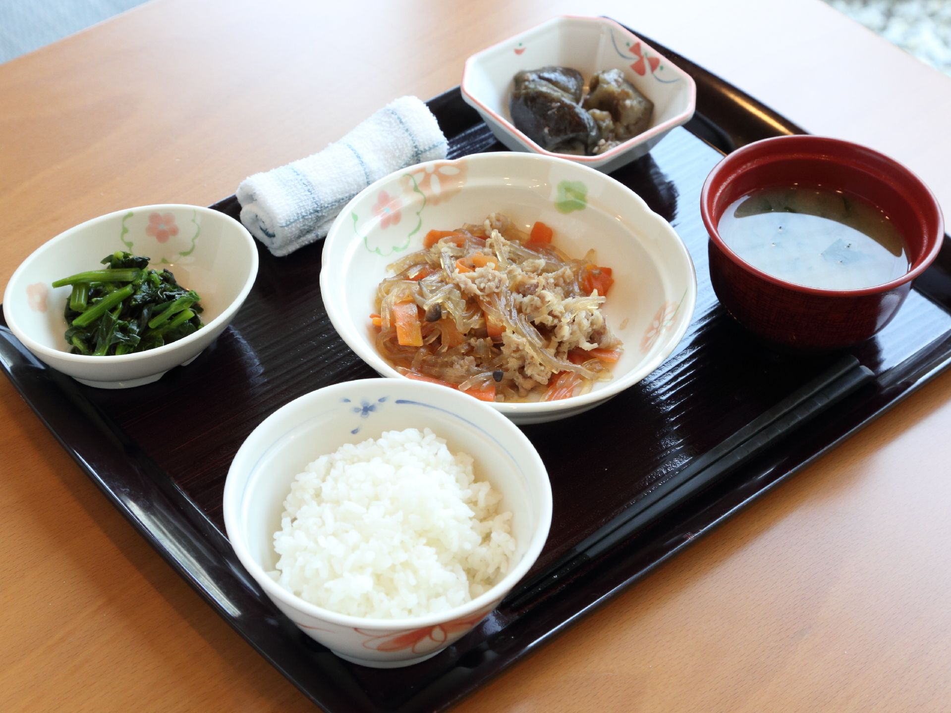 お食事を通して一年をお楽しみいただけるよう、旬な食材を使用した美味しい食事を毎日できたてでご提供しております。