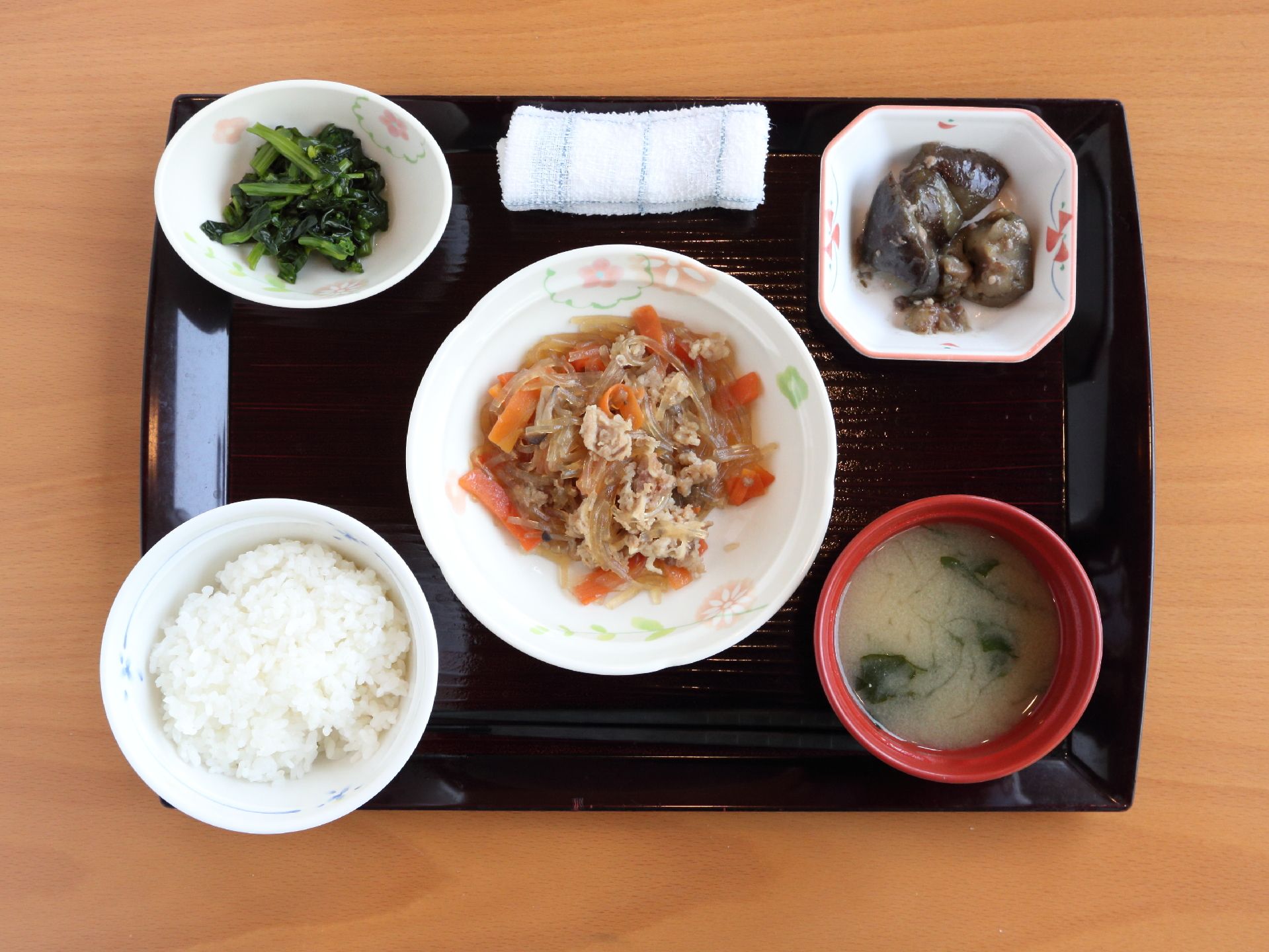 色彩鮮やかなお食事を日々あたたかいうちにご提供しております。栄養バランスの整った健康的なお料理をご提供しております。