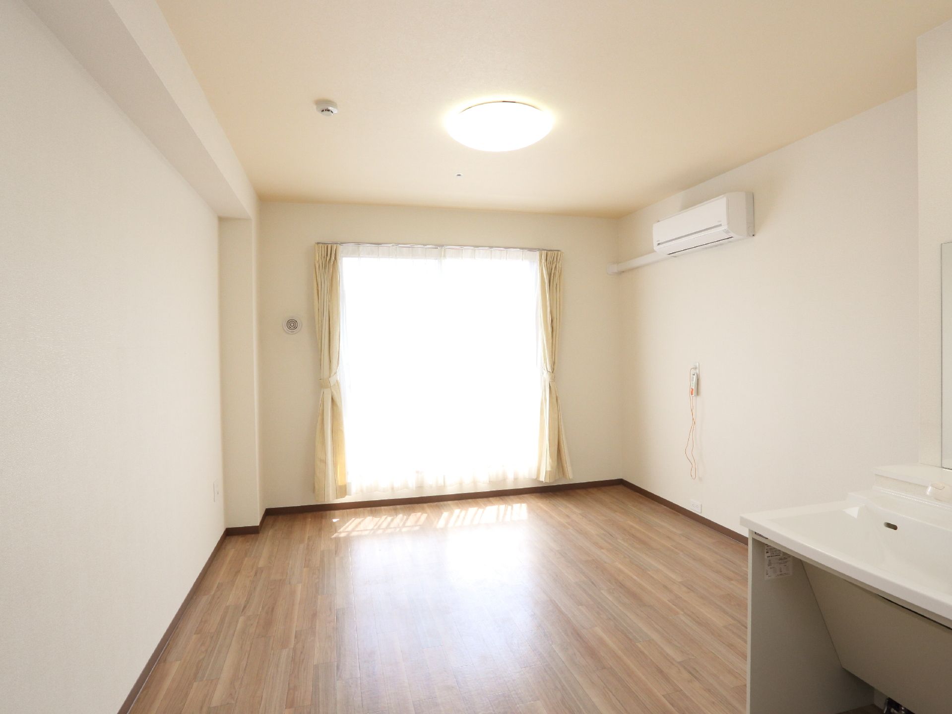 各部屋にはバルコニーがつき、大きな窓からは沢山の光が入ってくる明るい空間。また、洗面台やトイレも付いている。