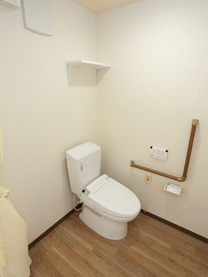 手すりの付いたトイレ